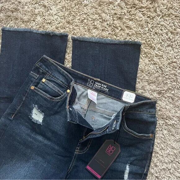No Boundaries Junior's High Rise Cropped Flare Wash Blue Distressed Size 13 - Picture 2 of 9